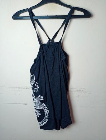 Schwarzes Tanktop mit weißem Grafikdruck