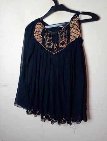 Schwarze Bluse mit verziertem Ausschnitt