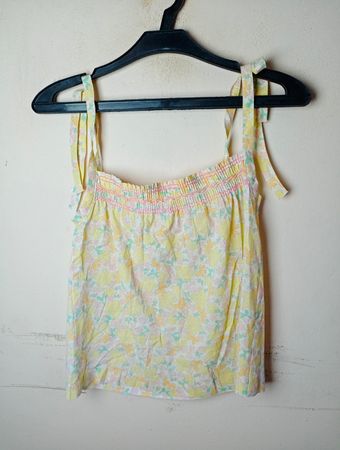 Gelbes blumenmusteriges Smock-Top mit geknoteten Schultern