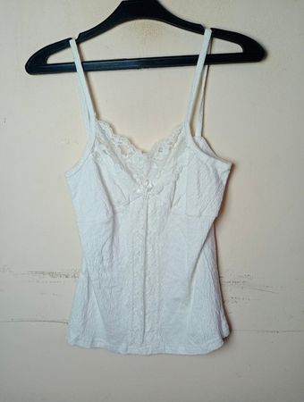 Camisol mit weißen Spitzenrand