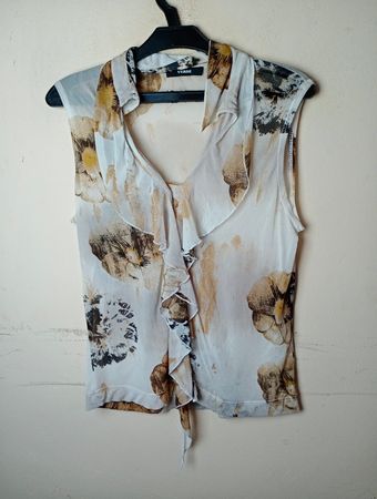 VERSE ärmellose Bluse mit floralem Druck und Rüschendetails