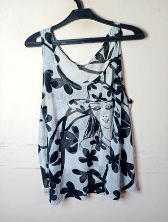 Ärmelloses Damenshirt mit Blumen- und Gesichtsprint