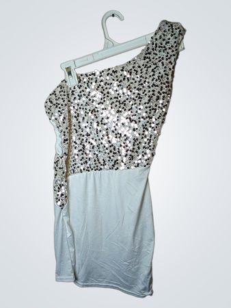 Weißes Pailletten-Ein-Schulter-Kleid
