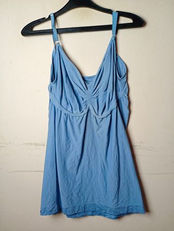 Blaue Spaghetti-Top mit gerafftem Vorderteil und dekorativem Saum