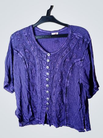 Violette bestickte Bluse mit Knopfleiste
