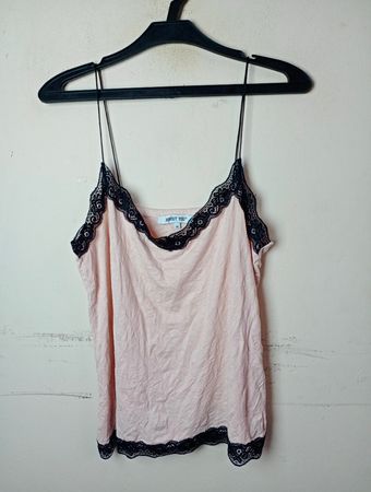 Leicht rosa Spitzensaum-Camisole