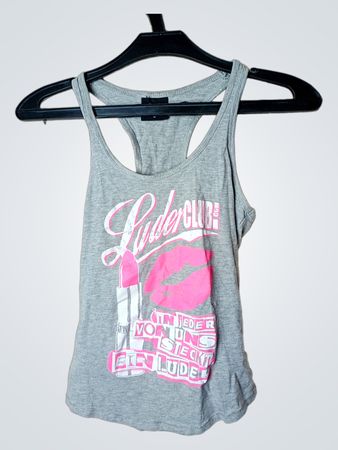 Urban Classics Graues Racerback Tanktop mit Lippenstiftkuss-Grafik