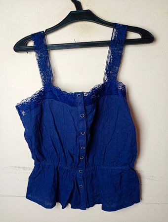Camisa mit blauer Spitzenkante