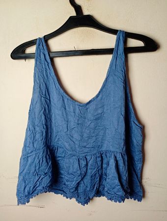 Blaues Tanktop mit Spitze.