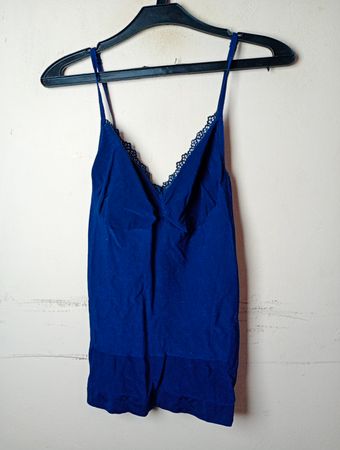 Blaue Spaghetti-Top mit Spitze.
