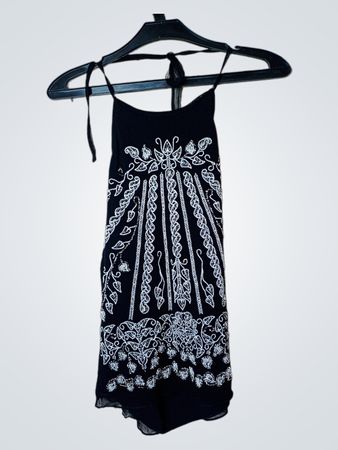 Schwarzes Halterkleid mit weißer Stickerei