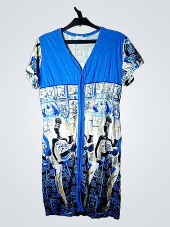 Blaues Kleid mit afrikanischem Muster