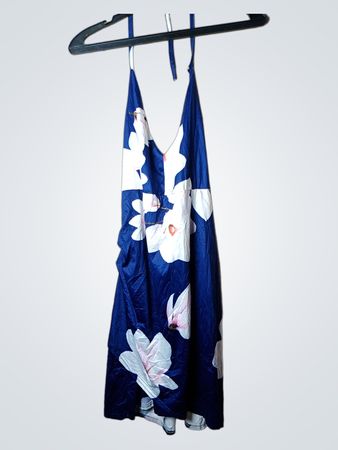 Blaues Blumenkleid mit Neckholder