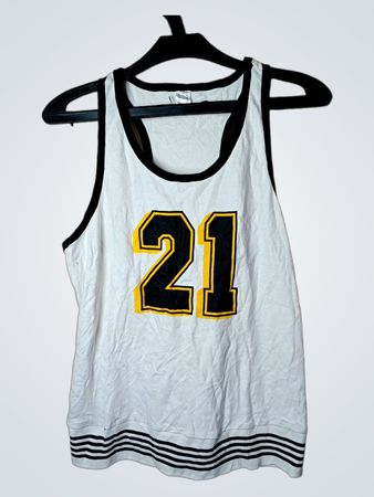 Weißes Tanktop mit der Nummer 21