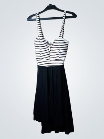 Gestreiftes und schwarzes Kleid
