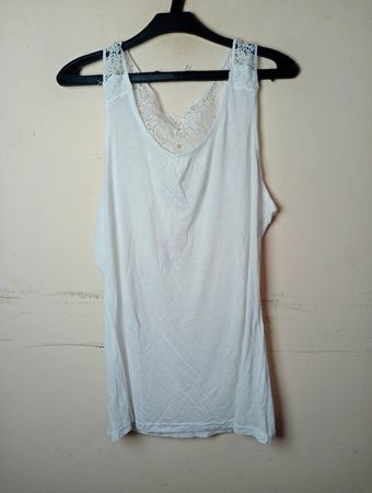 Blaues Motion Top mit weißer Spitzenborte