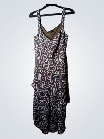 Braunes bedrucktes Kleid mit Rüschen