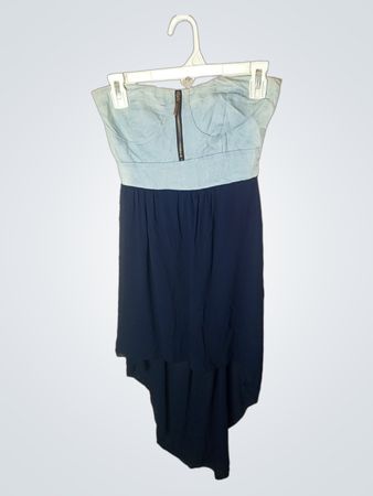 Trägerloses Denim- und Marineblau-Hoch-Tief-Kleid