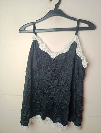 Schwarzes Top mit Spitzeneinsatz