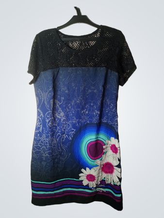 Frauenkleid mit Spitzenoberteil und floral bedrucktem Rock
