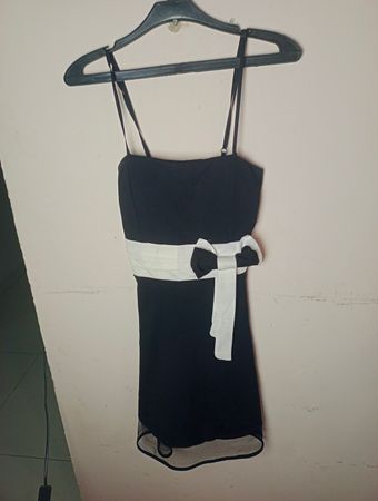 Schwarzes Kleid mit weißer Schleife und Besatz