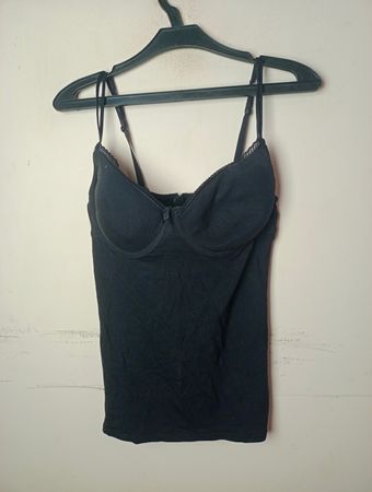 Shubho Skin Schwarzes Top mit Cup B