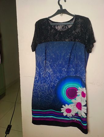 Kleid mit schwarzem Spitzenoberteil und blauem gemustertem Rock