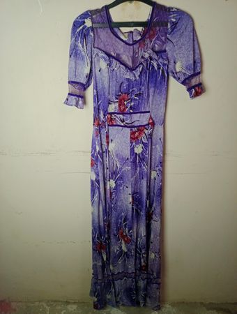 Lila Blümchenkleid mit Größe 40 Etikett