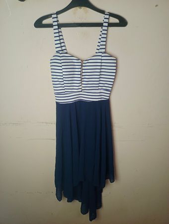 Gestreiftes und marineblaues Kleid
