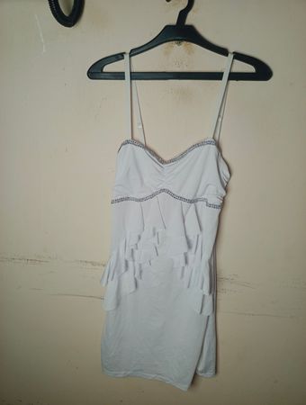 Weißes Rüschenkleid mit verzierten Trägern