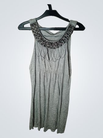 Graues ärmelloses Kleid mit verziertem Ausschnitt