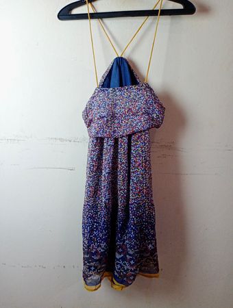 Blumenmusterkleid mit gelben Trägern