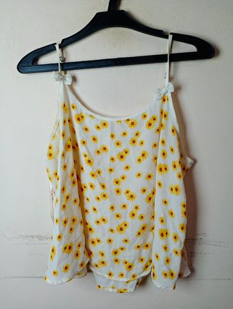 Weißes Tanktop mit gelbem Blumenmuster und Schleifendetails