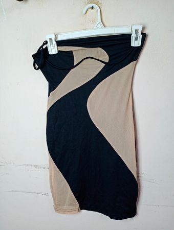 Schwarzes und beiges abstraktes Druck trägerloses Kleid