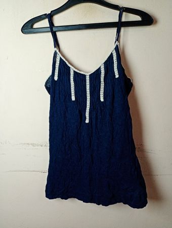 Marineblaue Spaghetti-Top mit weißem Spitzenrand