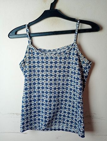 Blau-weiße gemusterte Spaghetti-Top