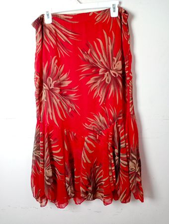Roter floral gemusterter Rock