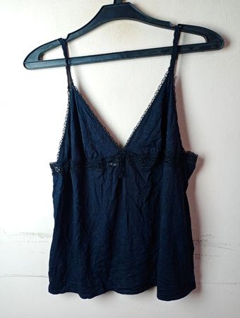 Schwarzes Top mit Spitzenbesatz