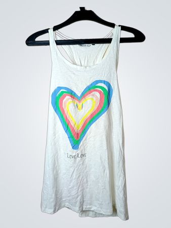 Weißes Tanktop mit Regenbogenherz-Grafik und "Love Love"-Text