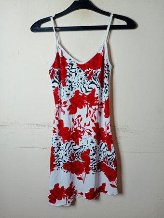Weißes Slipkleid mit rotem Blumen- und Tierdruck