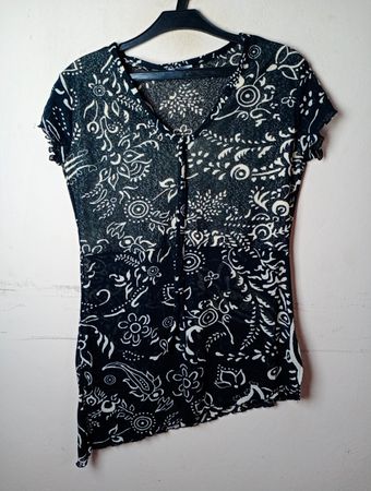 Schwarzes und weißes gemustertes T-Shirt