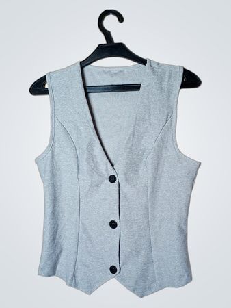 Graues ärmelloses Vest mit schwarzen Knöpfen