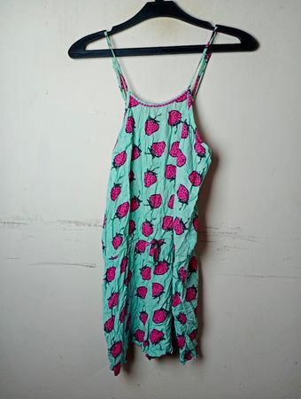 Minzgrünes Erdbeerdruckkleid