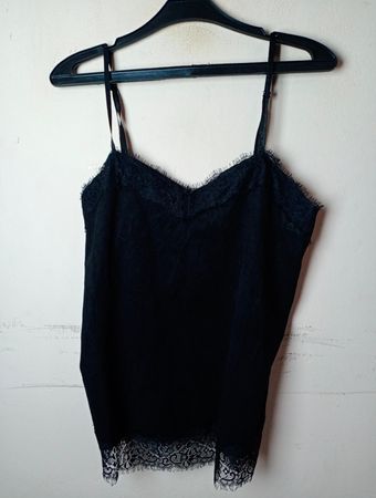 Schwarzes Top mit Spitzenbesatz