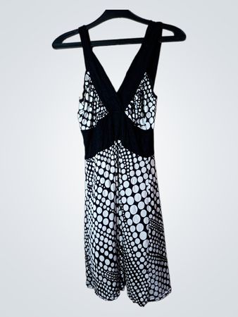 Robe à pois noir et blanc