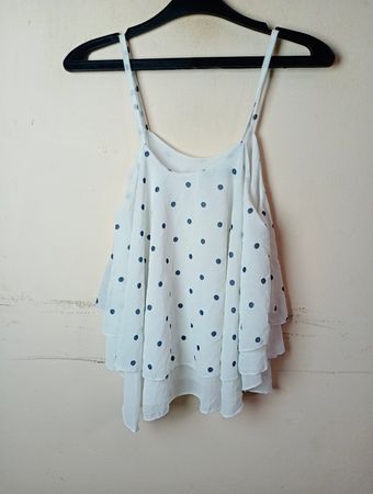 Weiße Spaghettiträgershirt mit navyblauen Punkten und gestuftem Saum