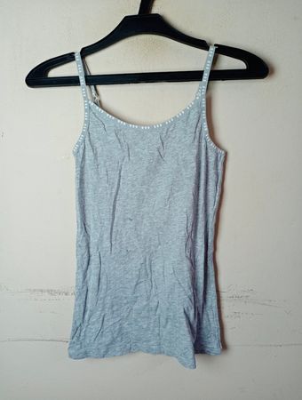 Graues Top mit Sternbesatz