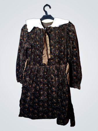 Robe à imprimé floral marron avec col blanc