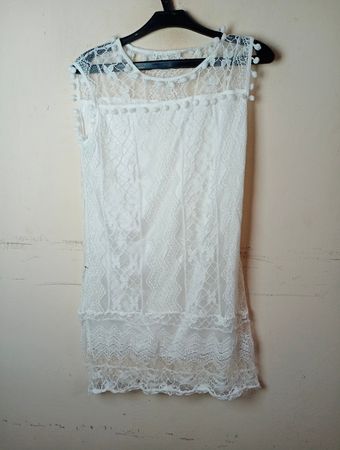 Robe en dentelle blanche avec bordure en pompons