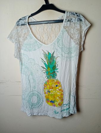 Desigual Weißes T-Shirt mit Ananasgrafik und Spitzensäumen